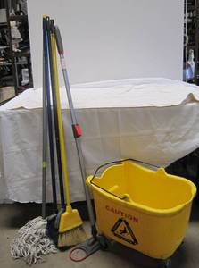 lot 686 image: Cleaning Tools