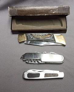lot 694 image: 3 pocket knives