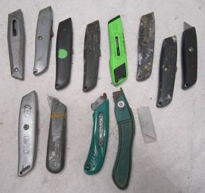 lot 726 image: 12 Assorted Box Cutters
