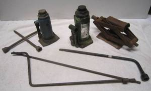 lot 774 image: Roadside Self-Help Tools