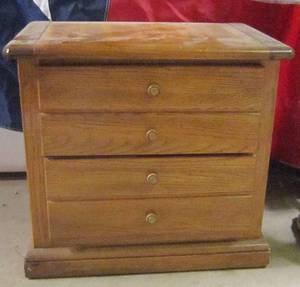 lot 801 image: Nightstand