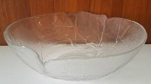 lot 20 image: LARGE GLASS SERVING BOWL