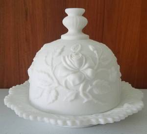 lot 43 image: VINTAGE MILK GLASS STYLE COVERED DISH WITH ROSE MOTIF DESIGN