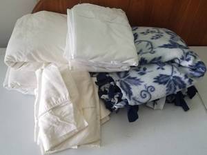 lot 49 image: LOT OF ASSORTED LINEN AND MORE