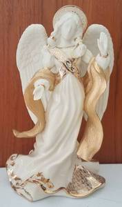 lot 53 image: LENOX FIRST BLESSING NATIVITY ANGEL OF PEACE FIGURINE WITH 24K GOLD ACCENTS