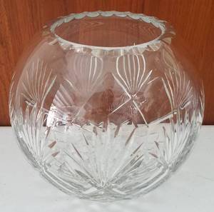 lot 74 image: ROUND CUT CRYSTAL BOWL
