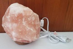 lot 75 image: HIMALAYAN SALT LAMP