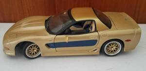 lot 92 image: MAISTO 2003 SIGNATURE EDITION CORVETTE 118 SCALE MODEL CAR