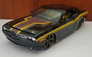 lot 101 image: MAISTO DODGE CHALLENGER 118 SCALE MODEL CAR