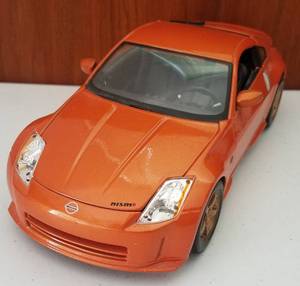 lot 105 image: MAISTO NISSAN 350Z 118 SCALE MODEL CAR