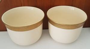 lot 122 image: LOT OF 2 NEW ENGLAND POTTERY PLANTERS (MADE IN PORTUGAL)