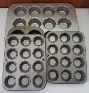 lot 140 image: LOT OF ASSORTED MUFFIN PANS AND COOLING RACKS