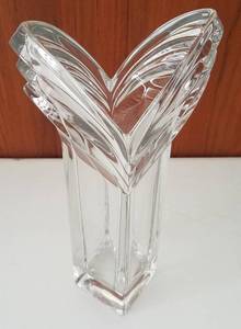 lot 146 image: CRYSTAL GLASS VASE