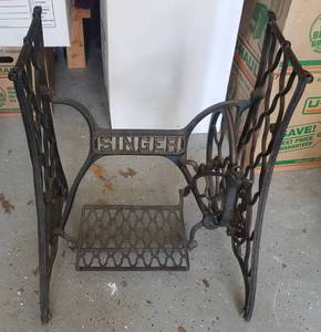 lot 164 image: VINTAGE SINGER SEWING MACHINE CAST IRON BASE