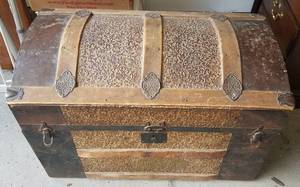 lot 165 image: ANTIQUE TRUNK