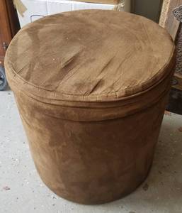 lot 166 image: SMALL OTTOMAN WITH STORAGE COMPARTMENT