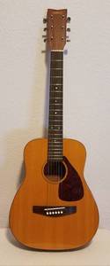 lot 1 image: VINTAGE YAMAHA FG-JR1 34 SIZE ACOUSTIC GUITAR