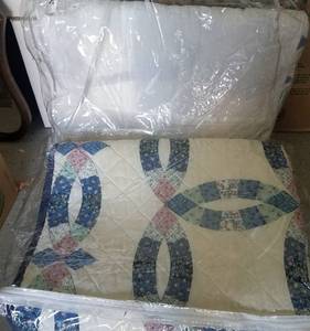 lot 213 image: LOT OF AFGHANS  BLANKETS