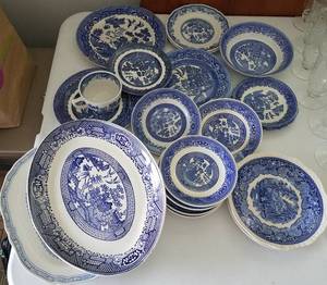 lot 103 image: LOT OF ASSORTED WILLOW DISHES