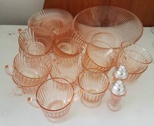 lot 104 image: LOT OF ASSORTED DEPRESSION GLASS DISHES