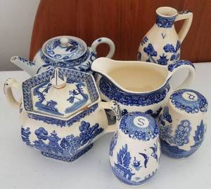 lot 191 image: LOT OF BLUE WILLOW STYLE DISHES