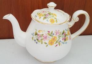 lot 197 image: VINTAGE COLCLOUGH CHINA TEAPOT IN HEDGEROW FLORAL PATTERN (ENGLAND)