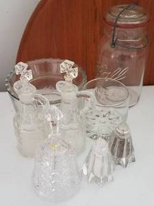 lot 199 image: LOT OF ASSORTED GLASS ITEMS