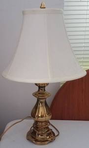 lot 204 image: BRASS TABLE TOP LAMP WITH SHADE