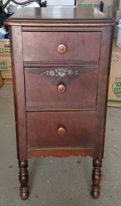 lot 58 image: ANTIQUE NIGHT STAND  BUREAU