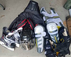 lot 139 image: LOT OF HOCKEY EQUIPMENT