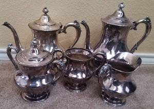 lot 126 image: VINTAGE FORBES SILVER CO. QUADRUPLE SILVER PLATED 5 PIECE TEA SET (PATTERN 189)