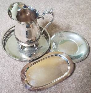 lot 138 image: LOT OF ASSORTED SILVER PLATE SERVING WARE AND MORE