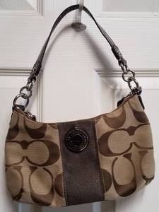 lot 62 image: AUTHENTIC COACH PURSE  HANDBAG