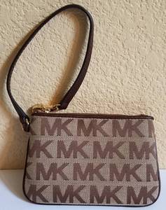 lot 8 image: AUTHENTIC MICHAEL KORS WRISTLET