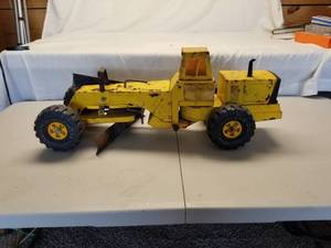lot 15 image: Vintage Toys- Tonka