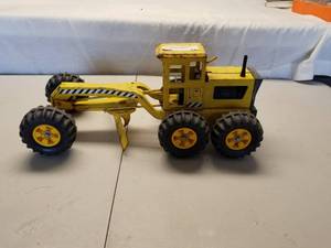 lot 16 image: Vintage Toys- Tonka