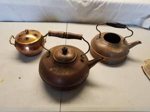 lot 33 image: Antique Teapots-Revere Ware