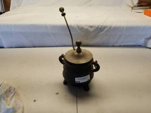 lot 34 image: Antique Cast Iron Melting Pot