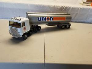 lot 69 image: Vintage Toys- Ertl