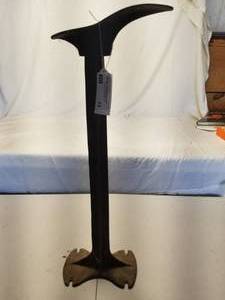 lot 11 image: Antigue Cobbler stand