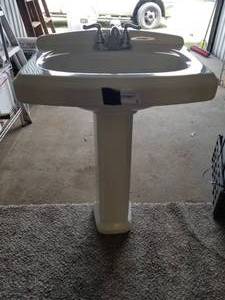 lot 5 image: Pedestal Sink