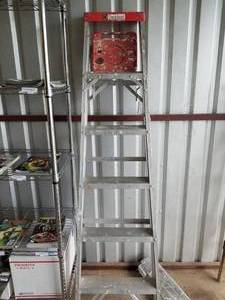 lot 4 image: Davidson Aluminum Ladder