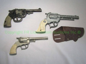 lot 502 image: Vintage 1950s Wyandotte toys dart gun, Y& cap pistol with holster and Rancher cap pistol