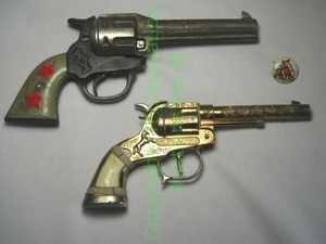 lot 503 image: Vintage 1940s & 1950s Gene Autry toy guns and Roy Rogers button