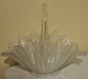 lot 5 image: LARGE SIZE GLASS BASKET