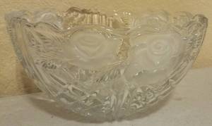 lot 10 image: PRESSED GLASS STYLE BOWL WITH ROSE MOTIF DESIGN