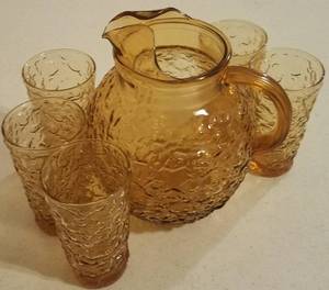 lot 34 image: VINTAGE AMBER TEXTURED GLASS PITCHER WITH 5 MATCHING GLASSES