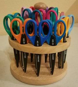 lot 82 image: KRAFT EDGERS SCISSORS WITH HARDWOOD ROTATING RACK (18-PIECE)
