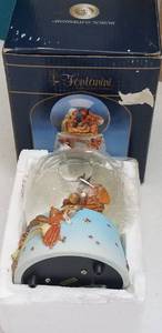 lot 89 image: FONTANINI MUSICAL GLITTERDOME (NEW IN BOX)