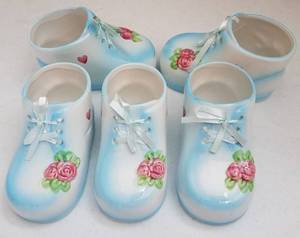 lot 90 image: LOT OF 5 CERAMIC BABY SHOES